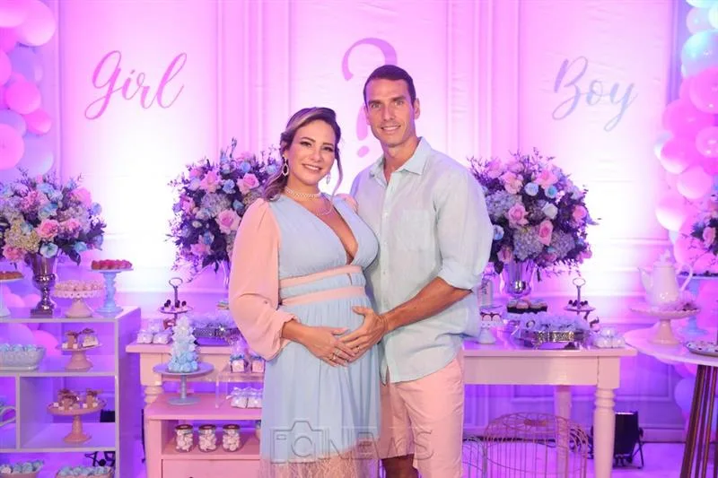 Gaida Dias e Flávio Furtado anunciam gravidez e descobrem sexo do bebê em chá revelação