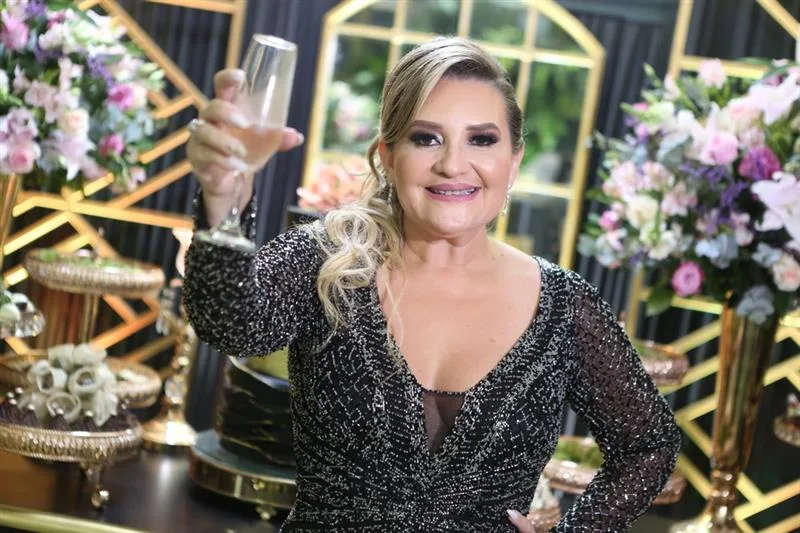 Vládia Gonçalves brindou a nova idade em noite de frisson