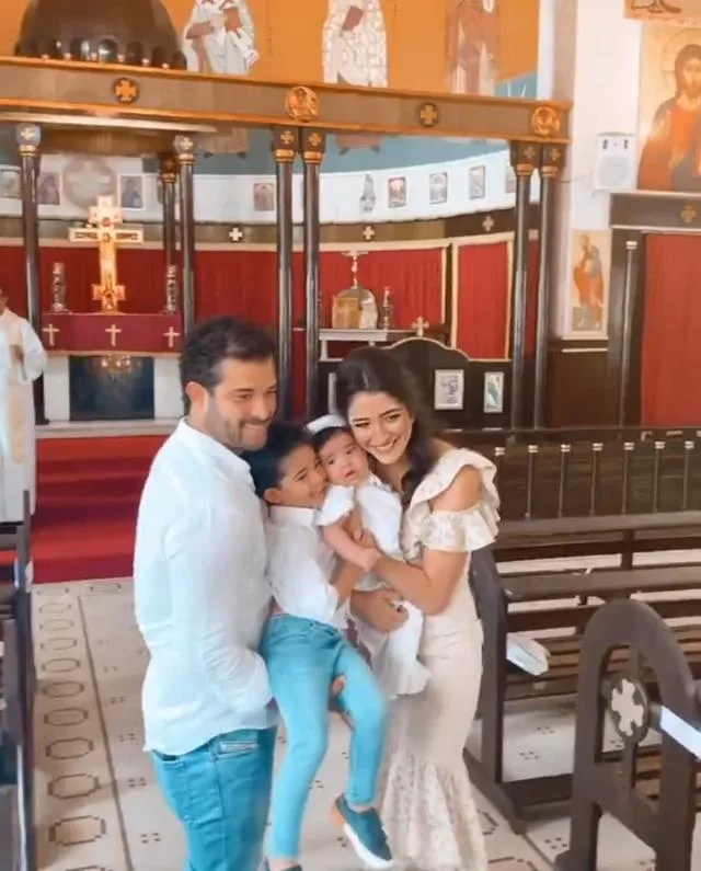 Mila Ary e Guilherme Becco levam a filha Bela à pia batismal