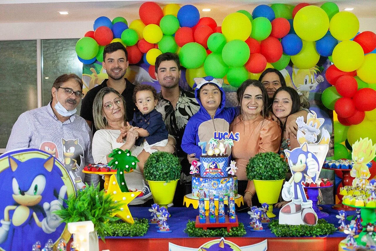 Cleane Fontenele e Bruno Alves assopram as velinhas do filho Lucas