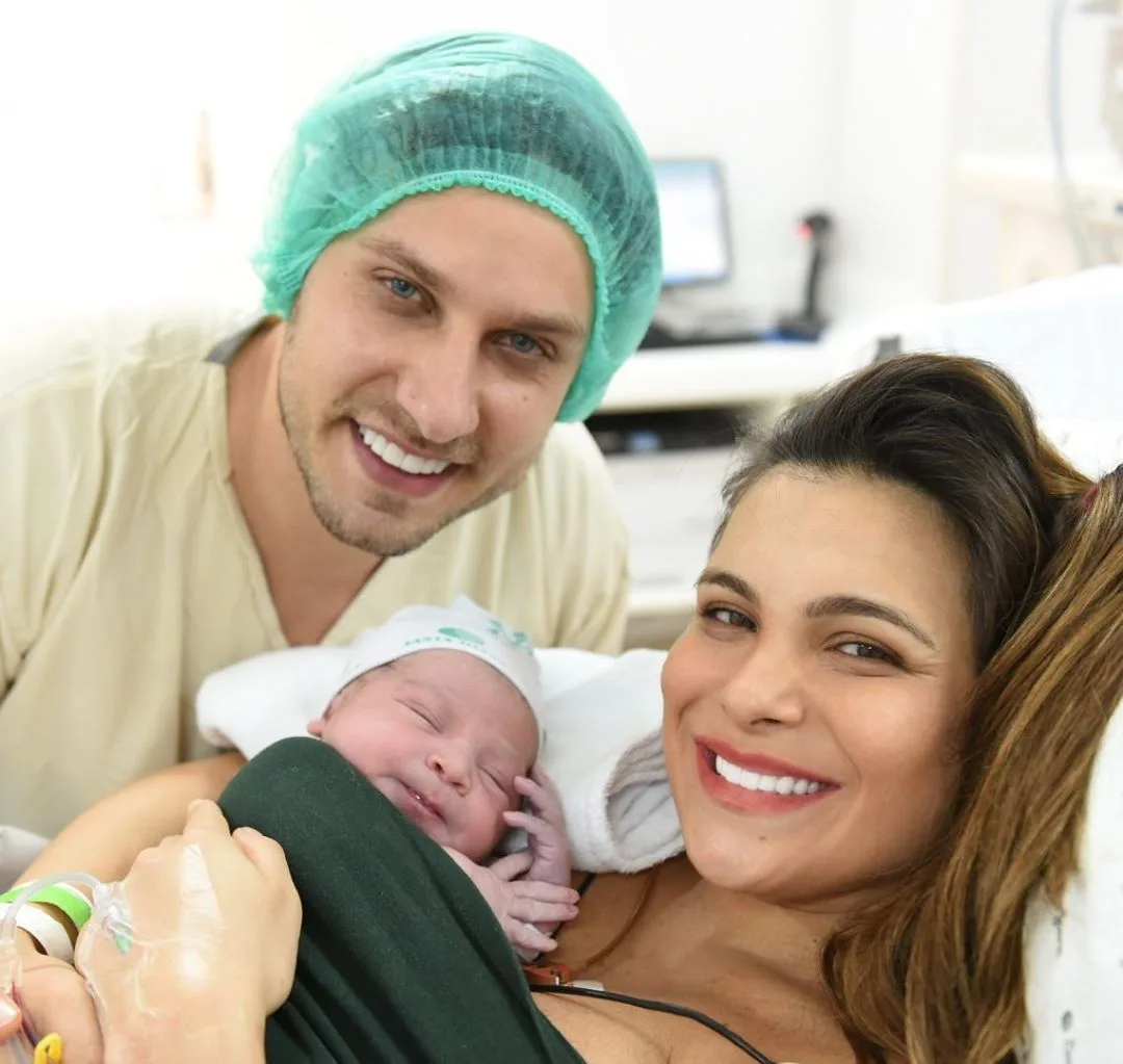 Ex-BBBs Kamilla Salgado e Elieser Ambrósio compartilham foto de Bento, primeiro filho do casal