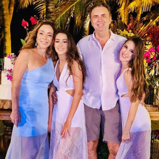 Ana Paula e João Cateb Melo festejam os 15 anos de Lara e Luiza