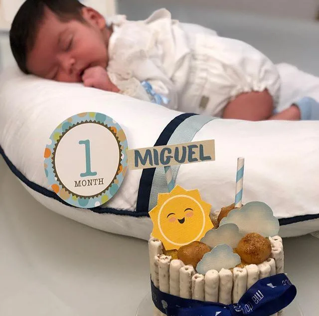 Carla Laprovítera e Pedro Garcia comemoram 1º mesversário de Miguel