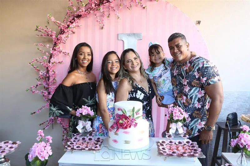 Jocy Jinkings ganhou os parabéns em festa articulada por familiares e amigos