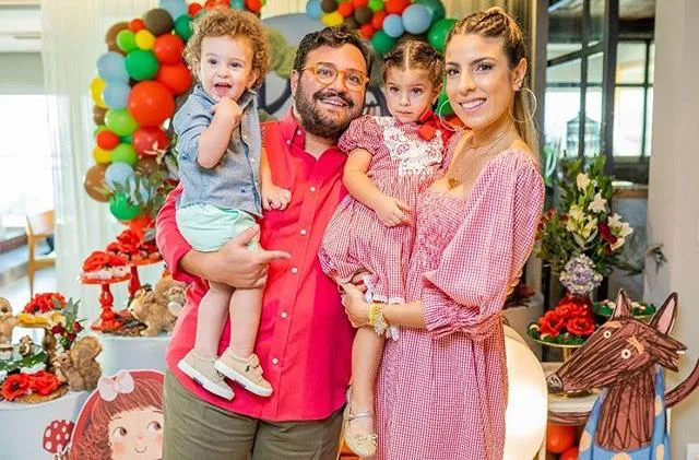 Patrícia Santiago e Alcimor Rocha Neto cantam parabéns para filha Olívia
