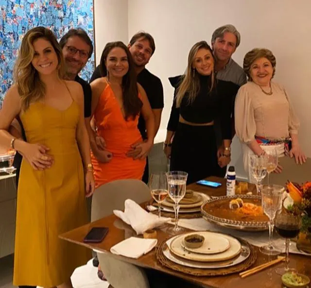 Mariana e Francisco Marinho recebem para jantar em torno de Elza Albuquerque