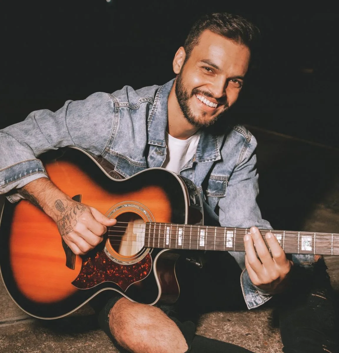 Cantor paulista, Bricio Luz lança clipe de nova música neste sábado; Confira entrevista