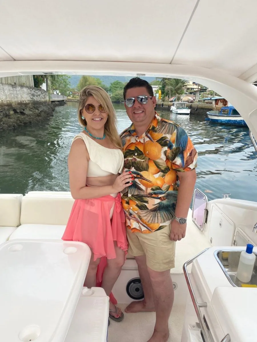 Marina e Gerardo Santos brindam 10 anos de casados em Angra