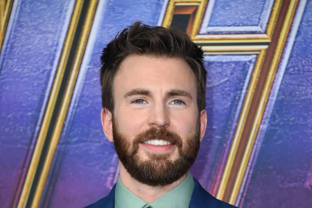 Chris Evans chama a atenção por tatuagens ao publicar vídeo dando salto mortal em piscina
