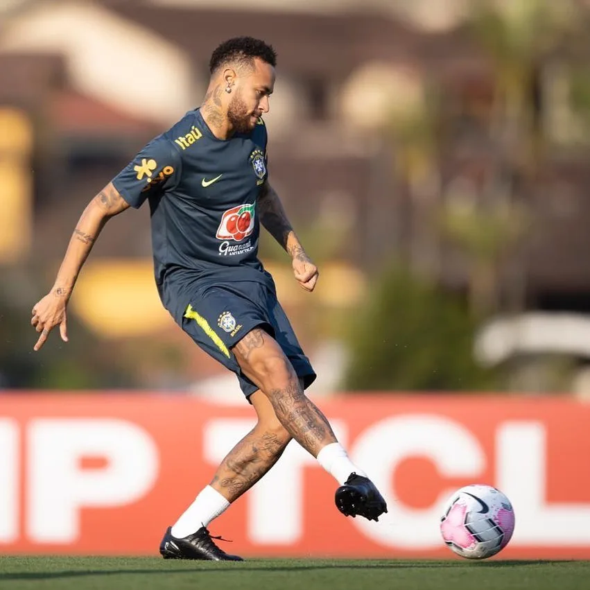 Neymar sente dores nas costas, deixa treino e vira dúvida na seleção