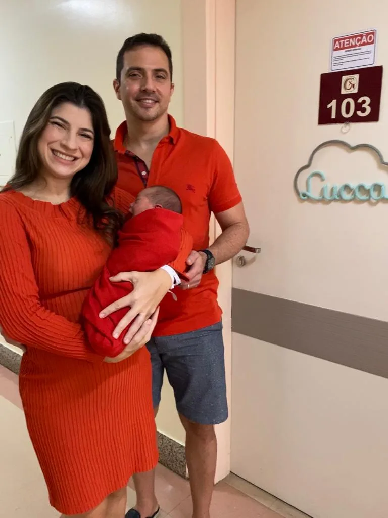 Themis e Roberto Briand felizes com a chegada do Lucca