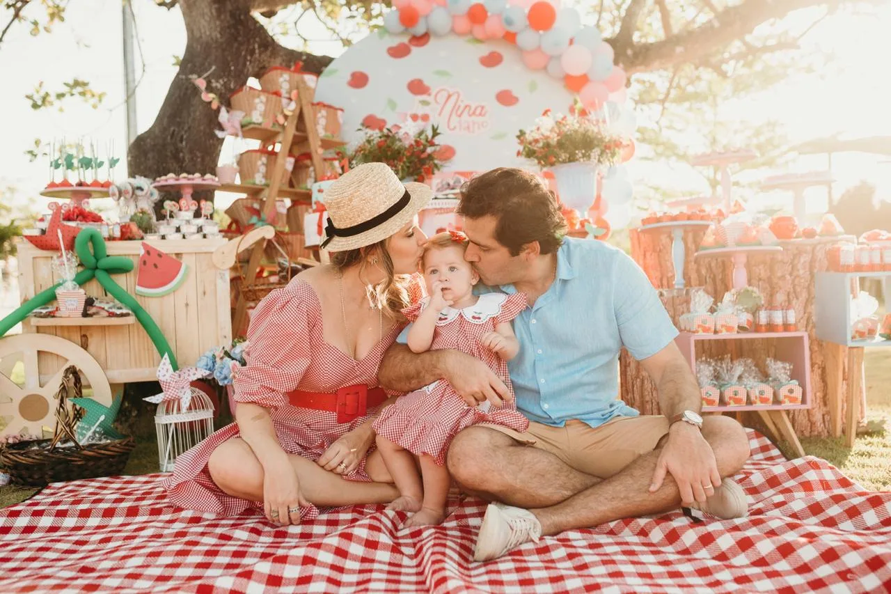 Natália Viana e Igor Araripe assopram primeira velinha da filha Nina