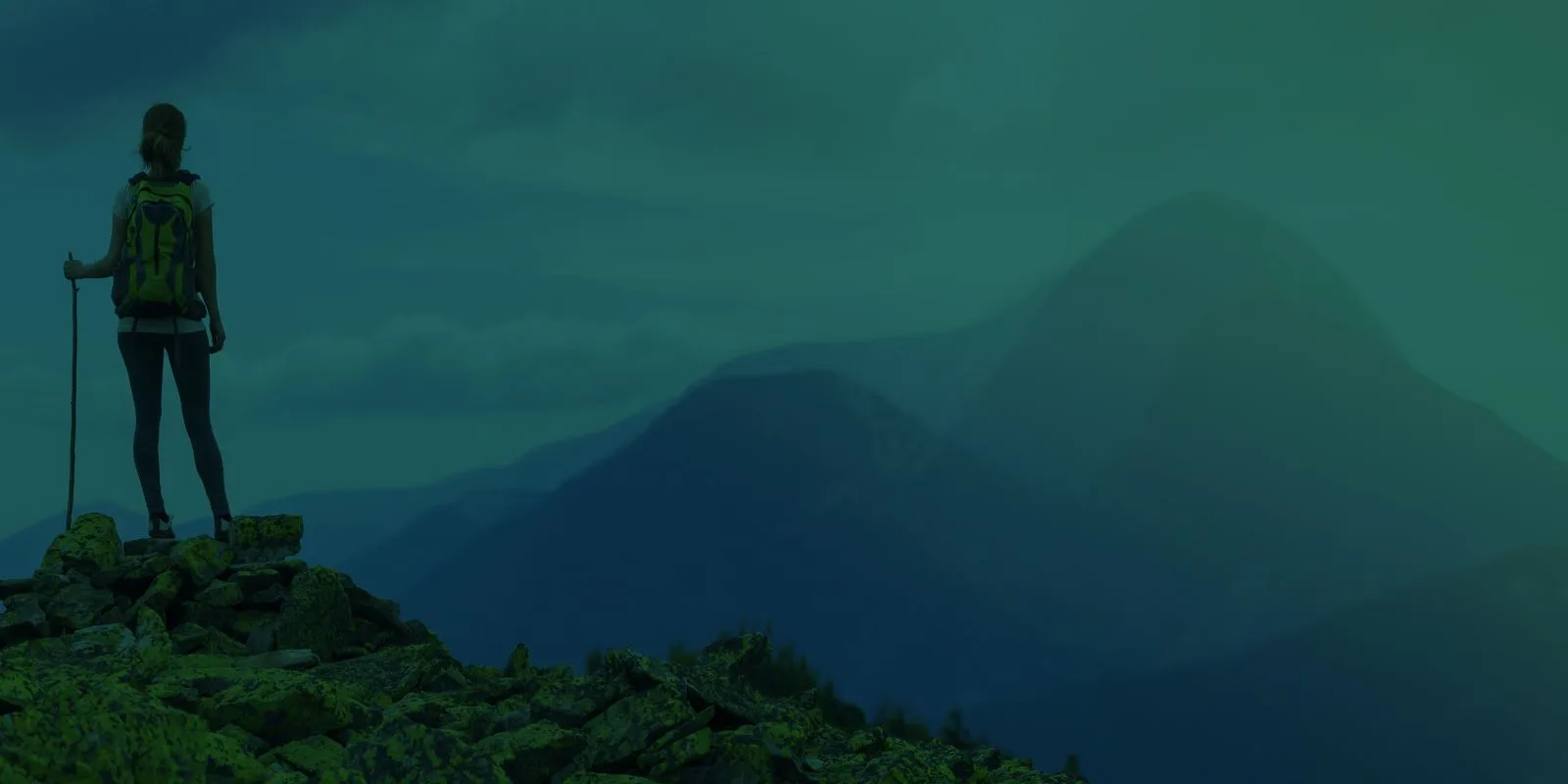 A vista da montanha revela a beleza da sua jornada em Marketing