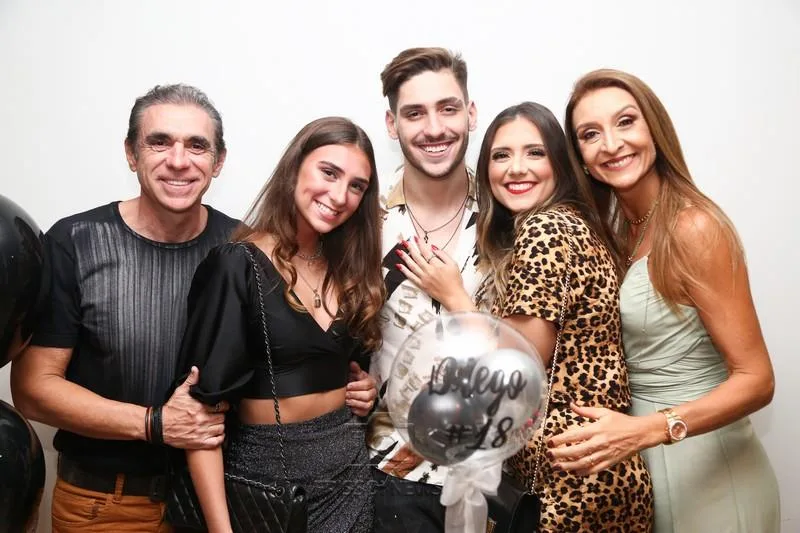Diego Facó festeja seus 18 anos em noite animada por Matheus Fernandes