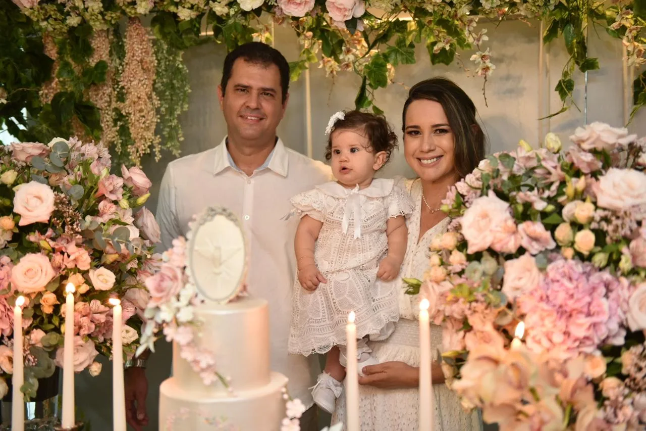 Mara e Fabiano Aguiar levam a filha Mariana à pia batismal