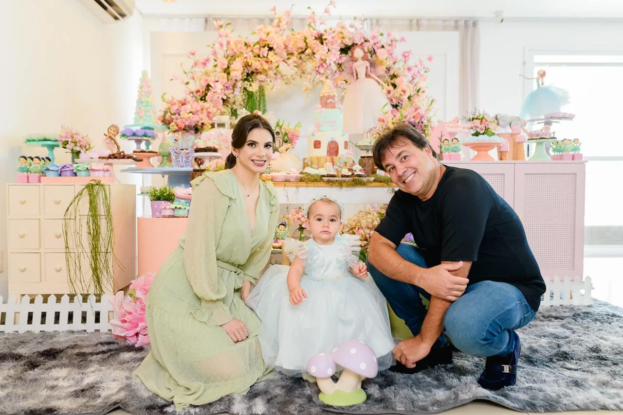 Mikaela e Mac Trigueiro cantam parabéns para filha Lauren
