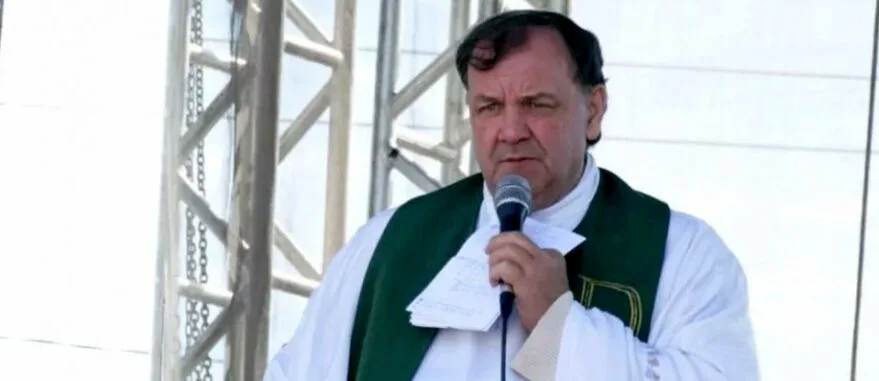 Padre marca Celebração da Maconha com entrega de sementes da erva para participantes