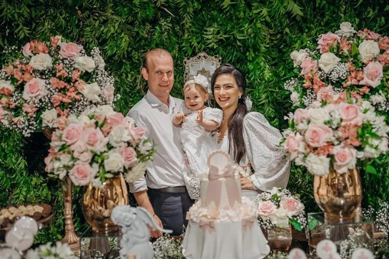 Clarissa e Luthyane Camilo batizam a filha Clara