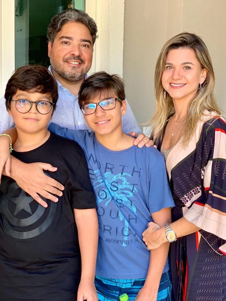 Aline Vasques troca de idade e comemora em família
