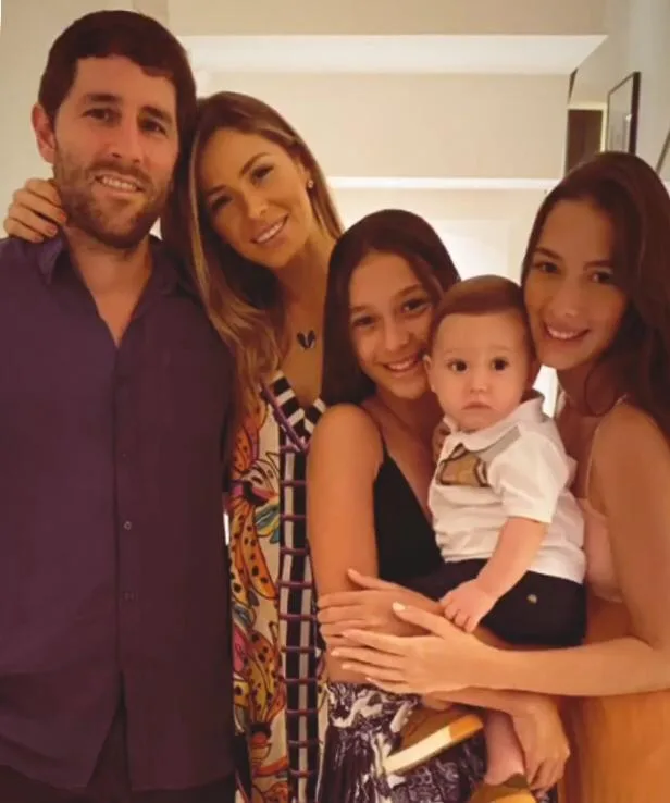 Bruna Waleska marca a folhinha e comemora com a família