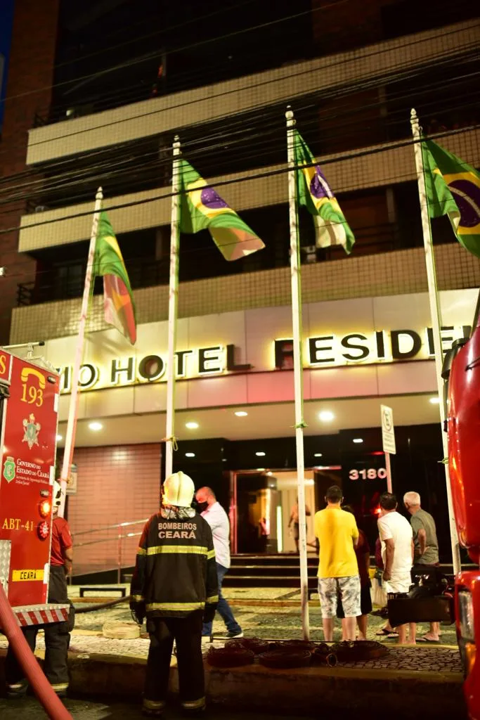 Incêndio atinge hotel na Avenida Abolição, mas não deixa feridos