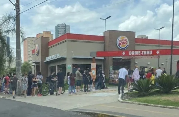 Burger King é interditado em Salvador após aglomerar com promoção de Dia das Bruxas