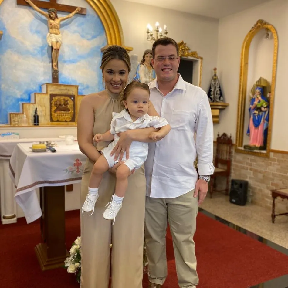 Lia Nuto e Ícaro Alves celebram batizado de Levi na Igreja de Santa Filomena