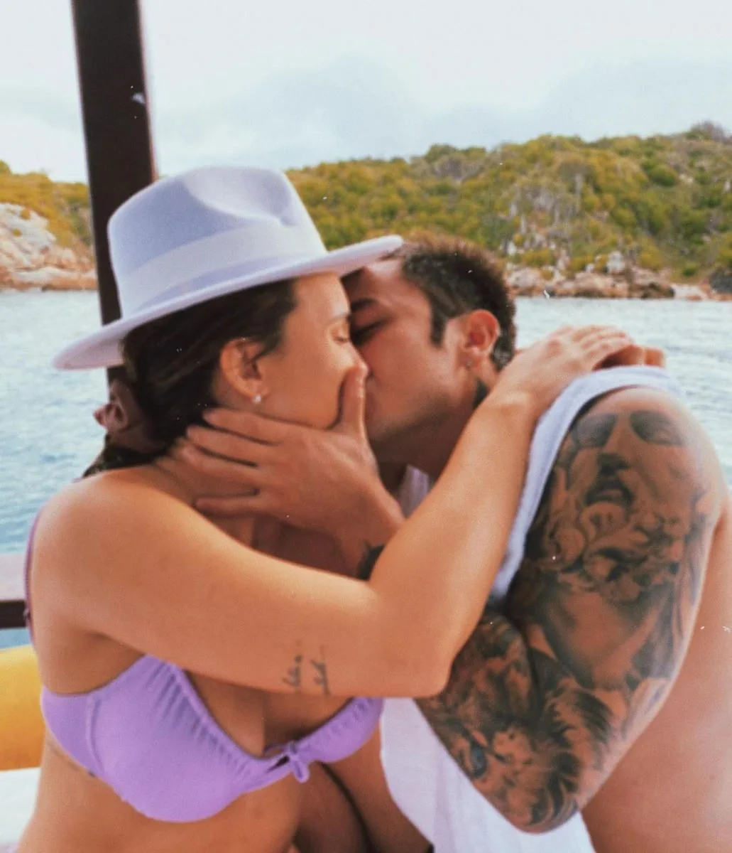 Influenciadora Rafa Kalimann é surpreendida com pedido de namoro com música e fogos de artifício