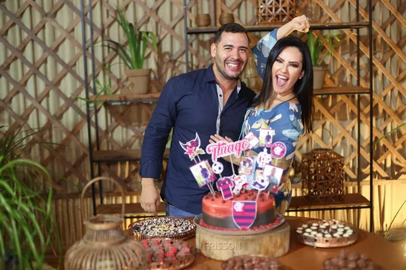 Luciana Ribeiro arma surpresa de aniversário para o marido Thiago Camelo