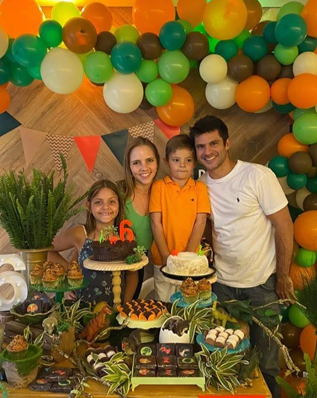 Nathália Gripp e Márcio Petrone cantam parabéns para o filho