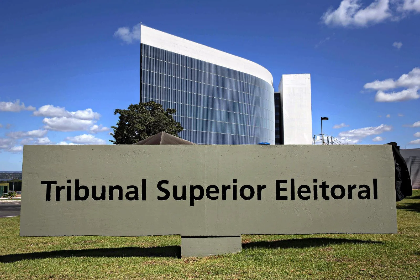 TSE autoriza adiamento de eleições municipais no Amapá devido a apagão