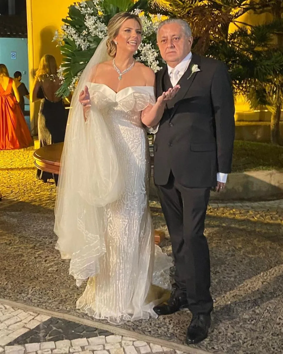 No dia em que completa 50 anos, Taís Pinto casa no religioso com Adriano Pinto