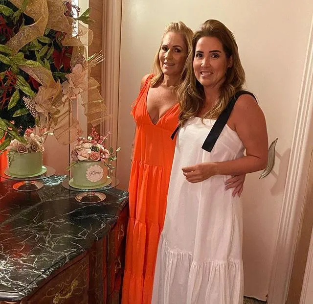 Márcia Peixoto ganha os parabéns de turma de amigas