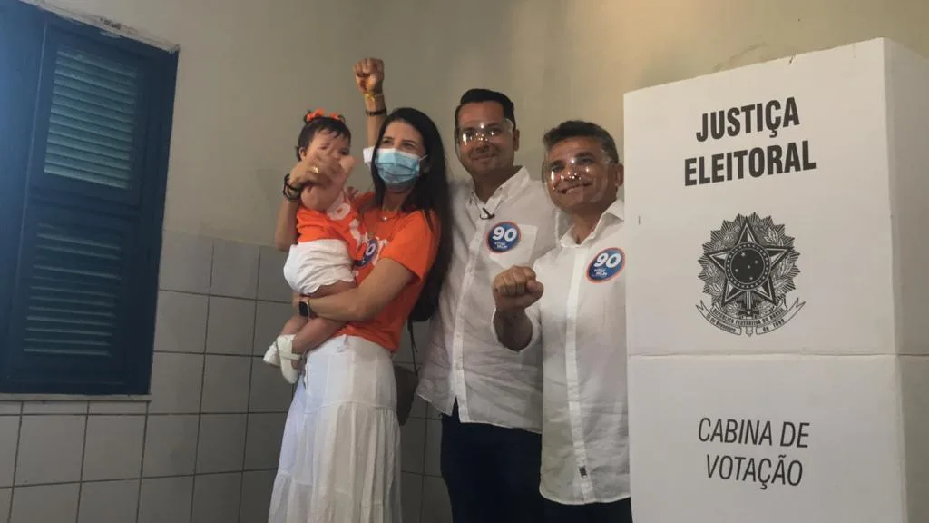 Vitor Valim vota acompanhado da família no Icaraí
