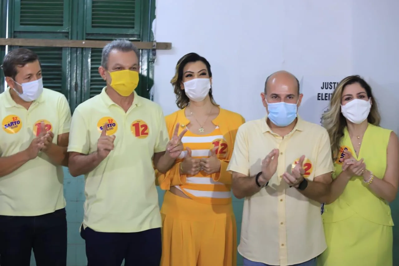 Sarto vota acompanhado do prefeito Roberto Cláudio