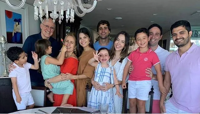 Tereza Távora Ximenes ganha os parabéns em almoço