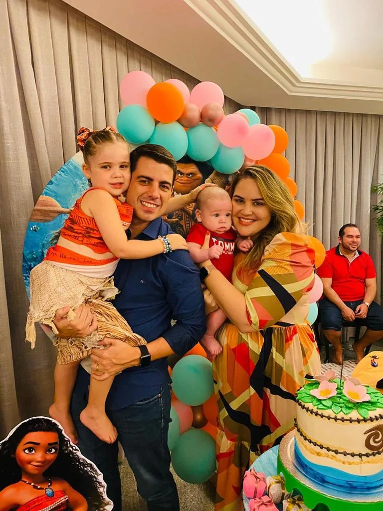 Bárbara e Ricardo Mattos assopram quatro velinhas da filha Bianca