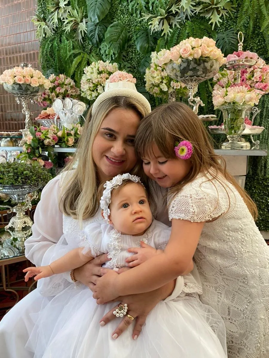 Monique Teófilo e Rennan Menezes levam a filha Maria Alice à pia batismal