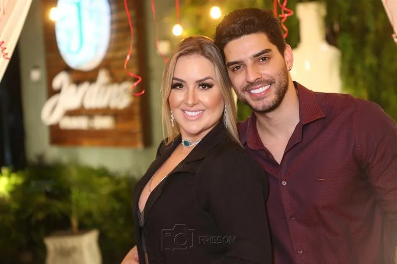 Patrícia Leitte ganha os parabéns em festa surpresa