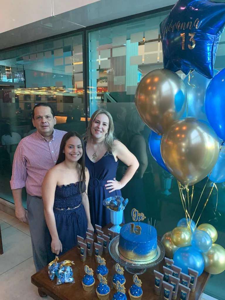 Natália e Marcus Lage comemoram os 13 anos da filha Giovanna