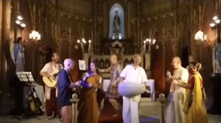 Presbitério de Basílica é usado para apresentação Hare Krishna