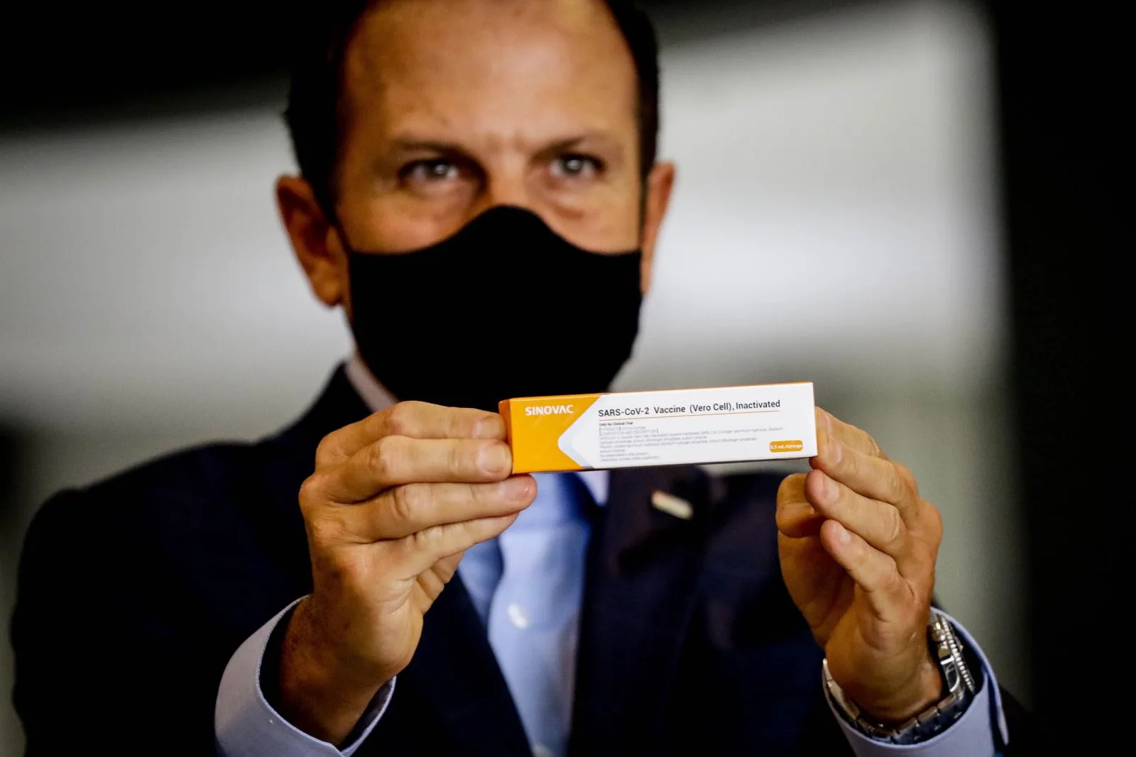 Motivo de guerra entre Bolsonaro e Doria, 1º lote de Coronavac chega ao Brasil