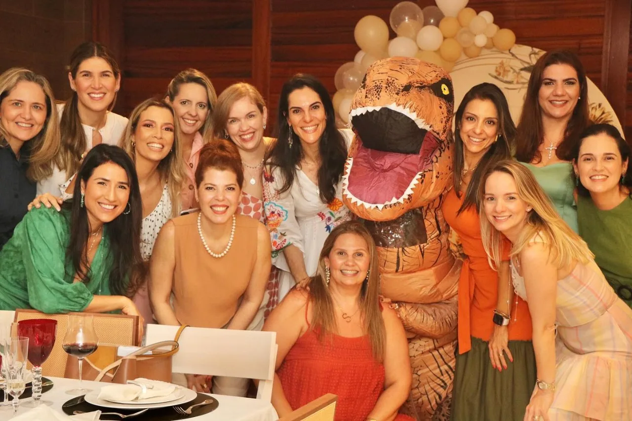 Mariana Lazar comemora aniversário com turma de amigas