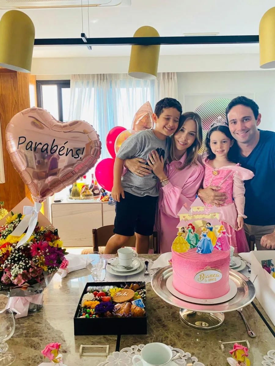 Rafaella Távora e Tiago Asfor assopram as velinhas da filha Bianca