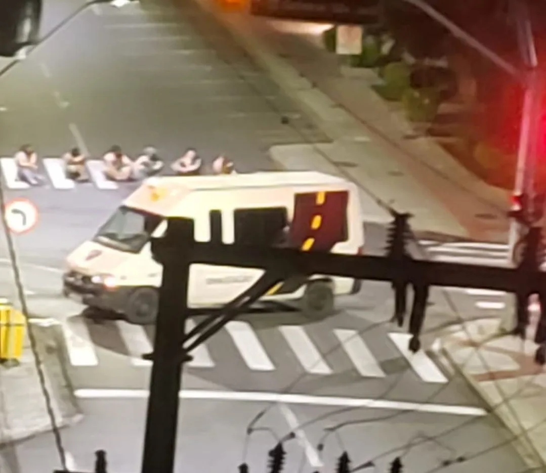 Quadrilha invade Criciúma (SC) para assaltar agências bancárias; população relata terror