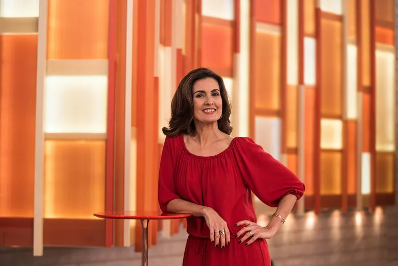 Fátima Bernardes diz estar com câncer de útero e que se afastará da TV