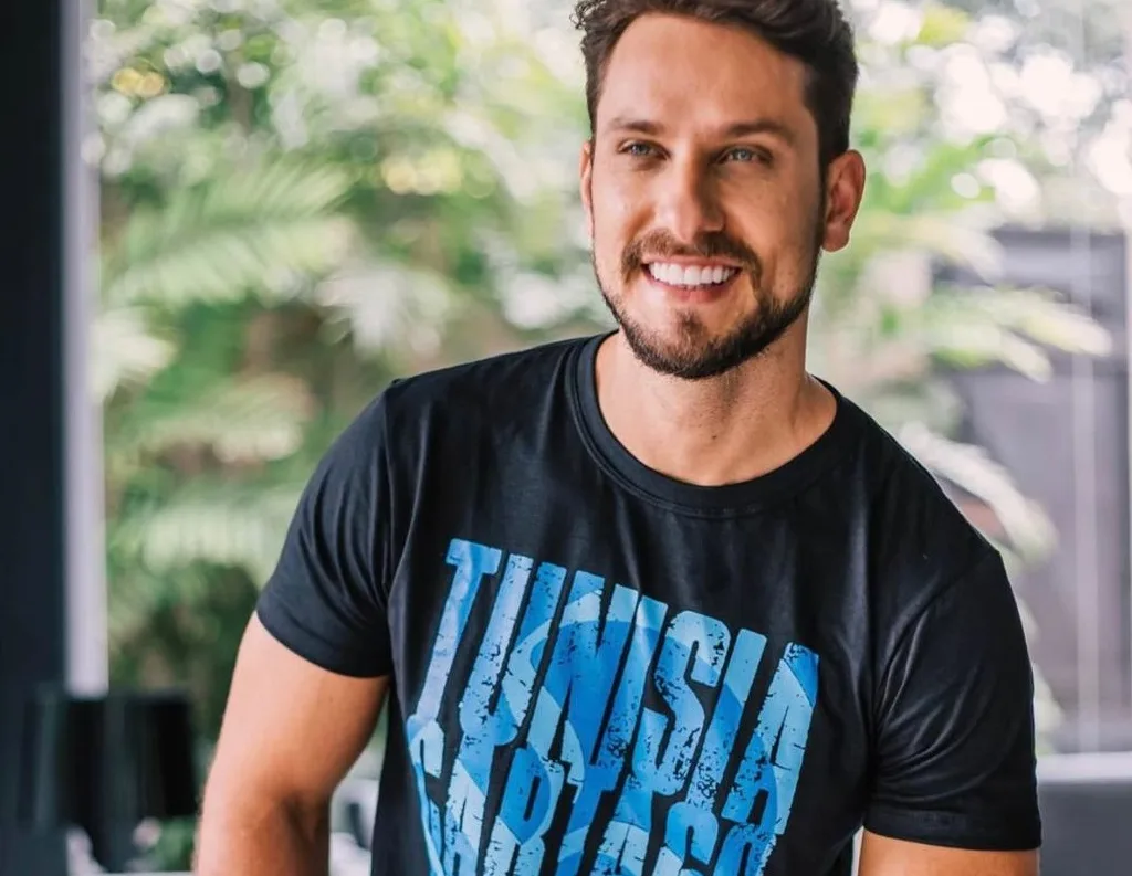Feliz da vida, o ex-BBB Eliéser Ambrósio fala sobre carreira e nova fase