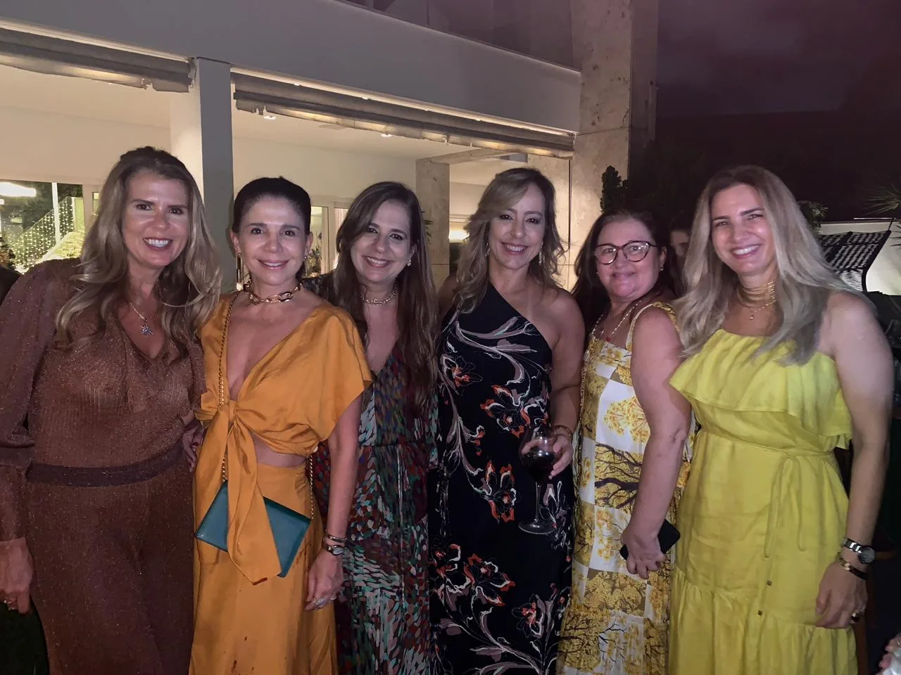 Alexandra Pinto arma confraternização natalina com amigas