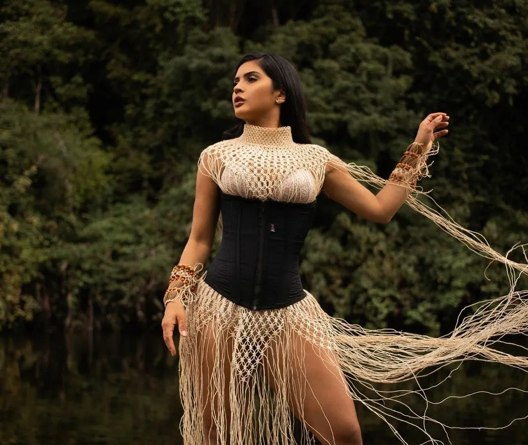 Mileide Mihaile faz campanha editorial na Amazônia