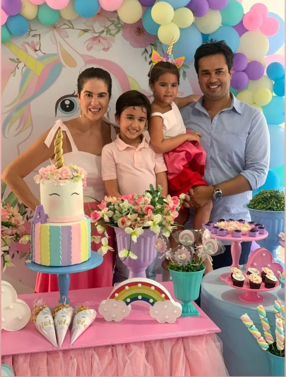 Amanda Viana e Sérgio Miranda Filho cantam parabéns para Helena